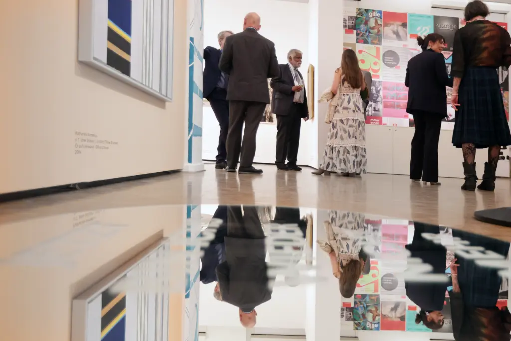 Kongressteilnehmer im Gespräch in den Ausstellungsräumen der Kunsthalle der Sparkasse Leipzig während des Get-togethers des 3. Deutsch-Französischen Wirtschaftskongresses Mitteldeutschland (LPZ26), mit Spiegelung auf dem Boden. Foto: Anja Jungnickel
