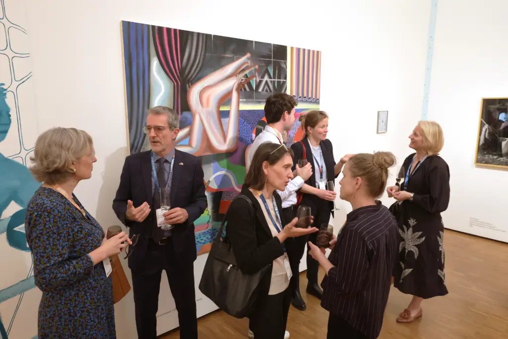 Eine Gruppe von Gästen, darunter Jean-Pierre Feuillet, unterhält sich in kleinen Runden während des Get-togethers in der Kunsthalle der Sparkasse Leipzig beim 3. Deutsch-Französischen Wirtschaftskongress Mitteldeutschland (LPZ26). Foto: Anja Jungnickel