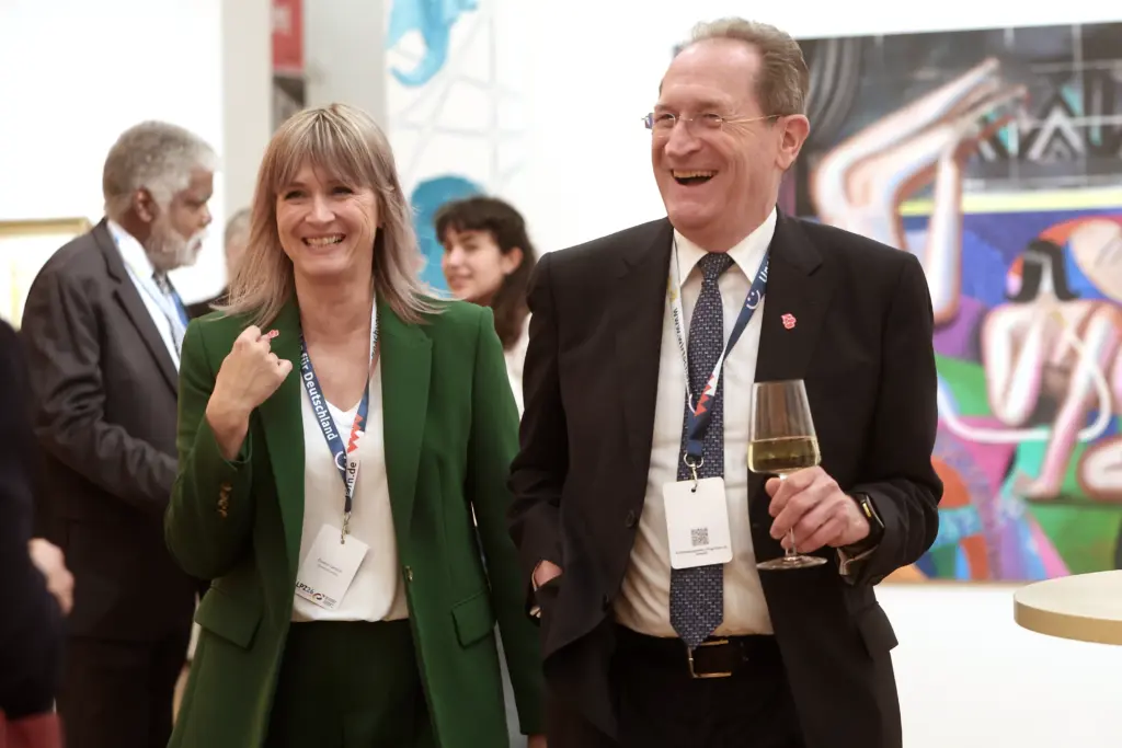 Dr. Harald Langenfeld und eine Kollegin lachen fröhlich mit einem Glas Wein während des Get-togethers in der Kunsthalle der Sparkasse Leipzig im Rahmen des 3. Deutsch-Französischen Wirtschaftskongresses Mitteldeutschland (LPZ26). Foto: Anja Jungnickel