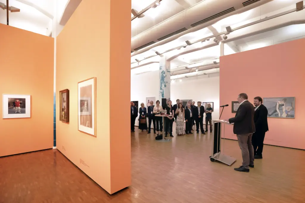 Kristian Kirpal und Dr. Fabian Magerl stehen am Rednerpult in den Räumen der Kunsthalle der Sparkasse Leipzig während des 3. Deutsch-Französischen Wirtschaftskongresses Mitteldeutschland (LPZ26). Foto: Anja Jungnickel
