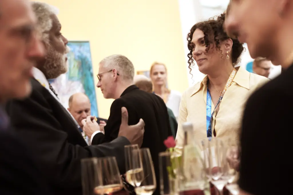 Kongressteilnehmer beim angeregten Austausch und Networking während des Abends oder Get-togethers in der Kunsthalle der Sparkasse Leipzig beim 3. Deutsch-Französischen Wirtschaftskongress Mitteldeutschland (LPZ26). Foto: Anja Jungnickel