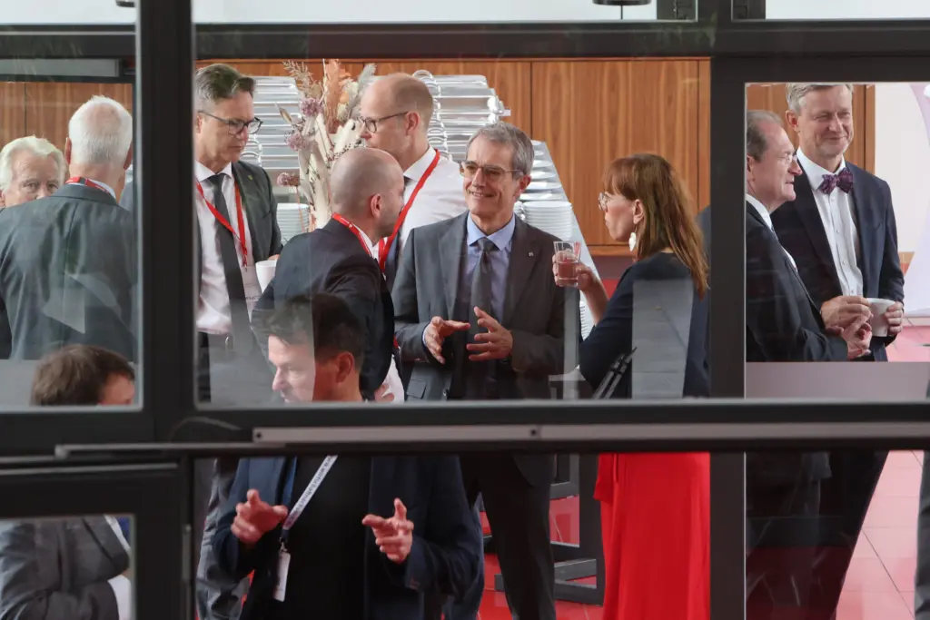 Hochrangige Gäste wie Dr. Harald Langenfeld, Katja Meier, Bertrand Le Tallec und Jean-Pierre Feuillet im angeregten Gespräch beim Get-together des 3. Deutsch-Französischen Wirtschaftskongresses Mitteldeutschland (LPZ26) im Mediencampus Villa Ida in Leipzig. Foto: Anja Jungnickel