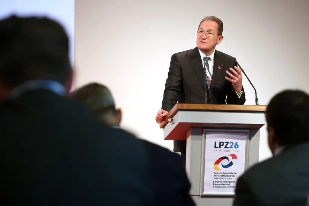 Dr. Harald Langenfeld, Präsident des DFWM, hält eine Rede am Rednerpult während des 3. Deutsch-Französischen Wirtschaftskongresses Mitteldeutschland (LPZ26) im Mediencampus Villa Ida in Leipzig. Foto: Anja Jungnickel