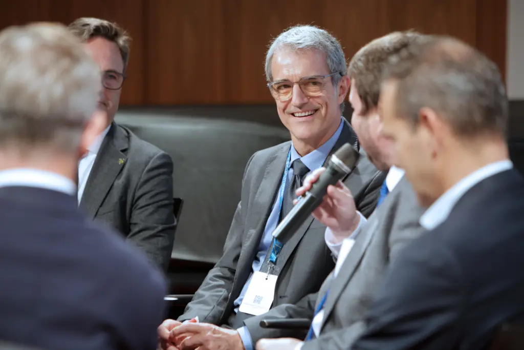 Jean-Pierre Feuillet, Gründer von OFINAC und Präsident von RAFAL, lächelt während einer Podiumsdiskussion auf dem 3. Deutsch-Französischen Wirtschaftskongress Mitteldeutschland (LPZ26) in Leipzig. Foto: Anja Jungnickel