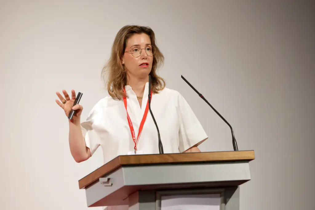 Cornelia Müller-Pagel von der VNG AG spricht mit gestikulierender Hand an einem Rednerpult auf dem 3. Deutsch-Französischen Wirtschaftskongress Mitteldeutschland (LPZ26) in Leipzig. Foto: Anja Jungnickel