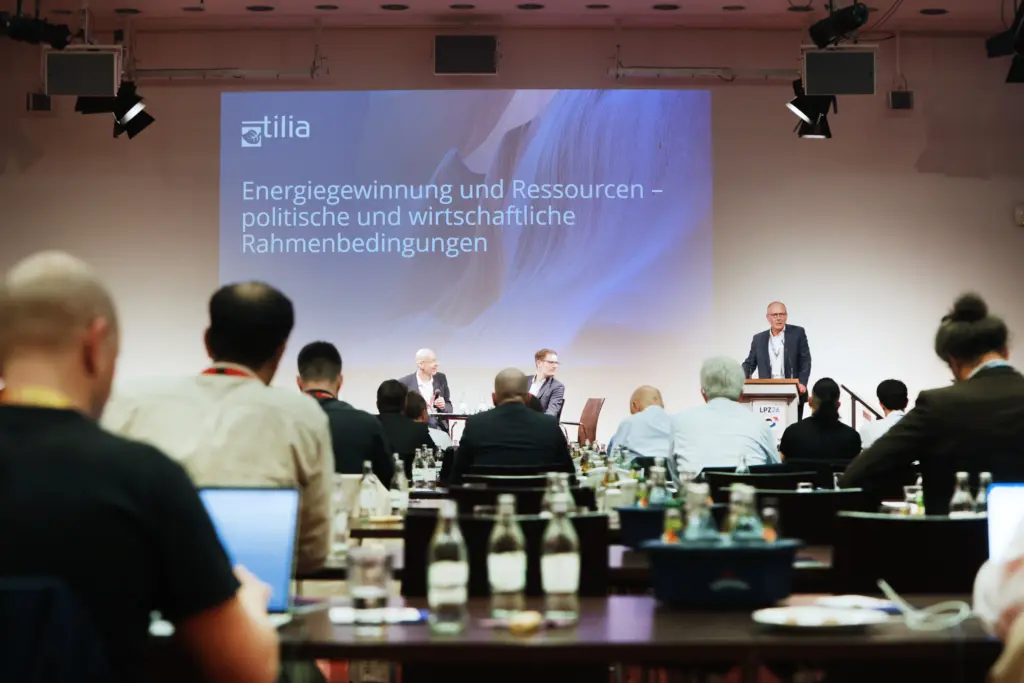Markus Ulbig, Senior Manager bei Tilia, hält einen Vortrag am Rednerpult vor einer Präsentation zum Thema Energiegewinnung und Ressourcen auf dem 3. Deutsch-Französischen Wirtschaftskongress Mitteldeutschland (LPZ26) in Leipzig. Foto: Anja Jungnickel