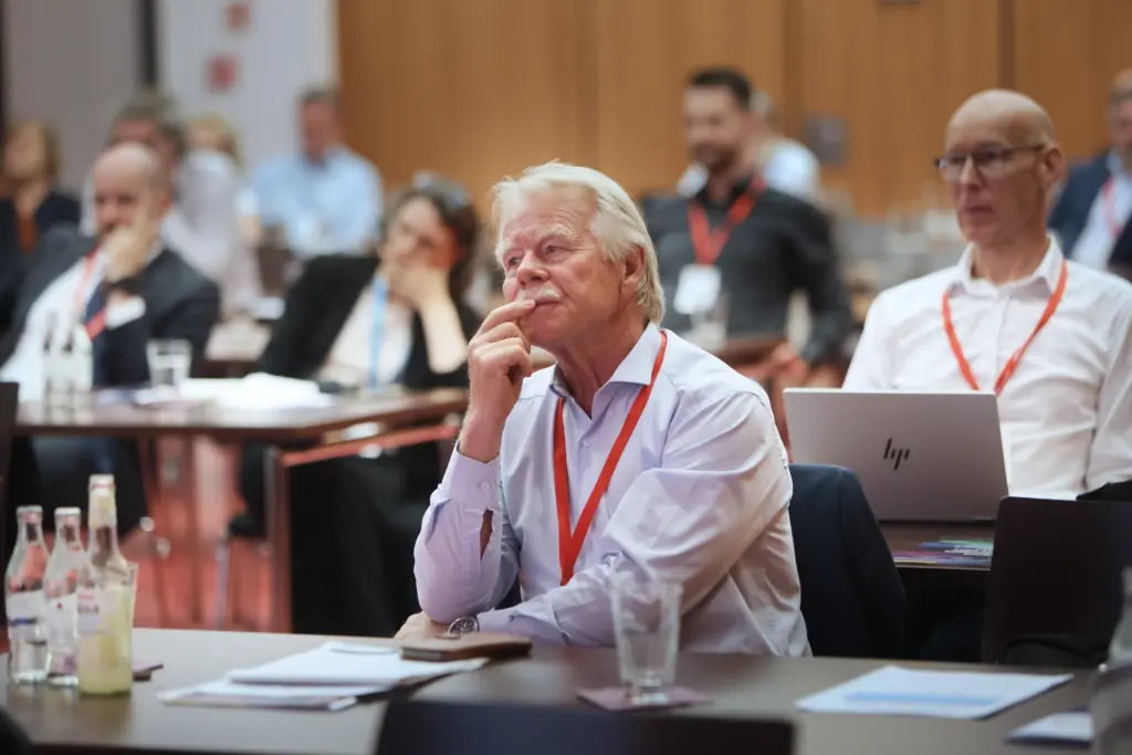 Ein aufmerksamer Kongressteilnehmer verfolgt konzentriert das Programm im Publikum des 3. Deutsch-Französischen Wirtschaftskongresses Mitteldeutschland (LPZ26) in Leipzig. Foto: Anja Jungnickel