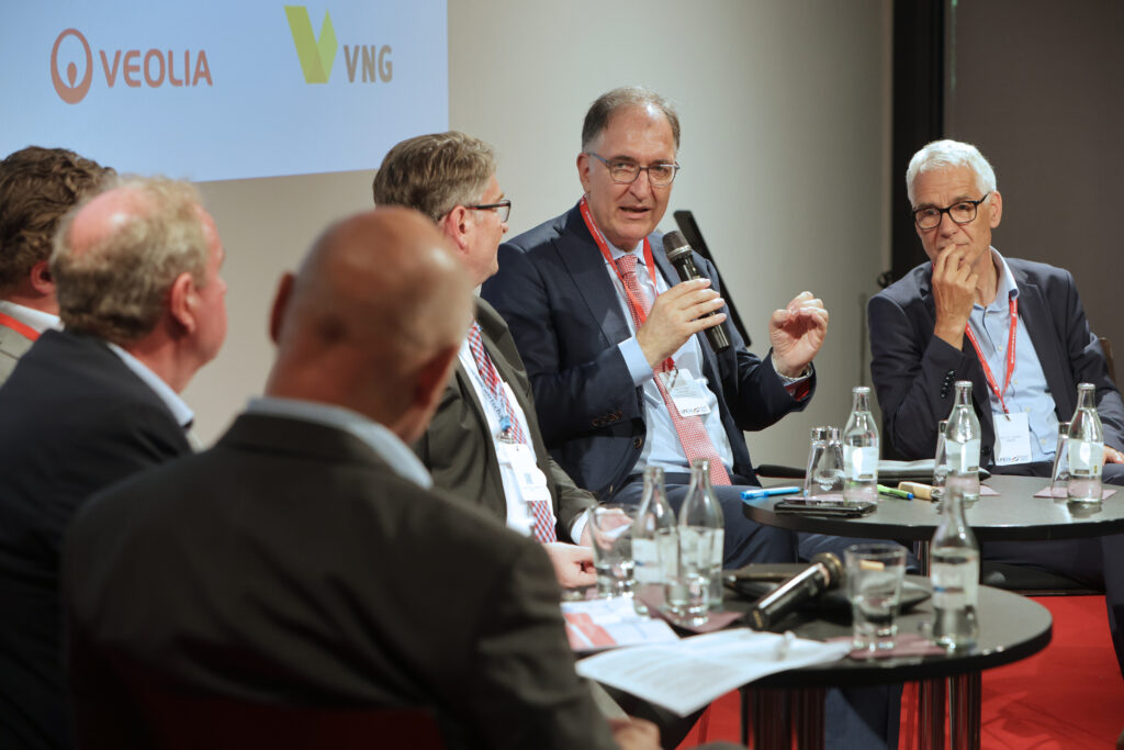 Prof. Dr. Dr. h. c. Peter Seeberger spricht während einer hochkarätigen Podiumsdiskussion auf dem Podium des 3. Deutsch-Französischen Wirtschaftskongresses Mitteldeutschland (LPZ26) in Leipzig. Foto: Anja Jungnickel