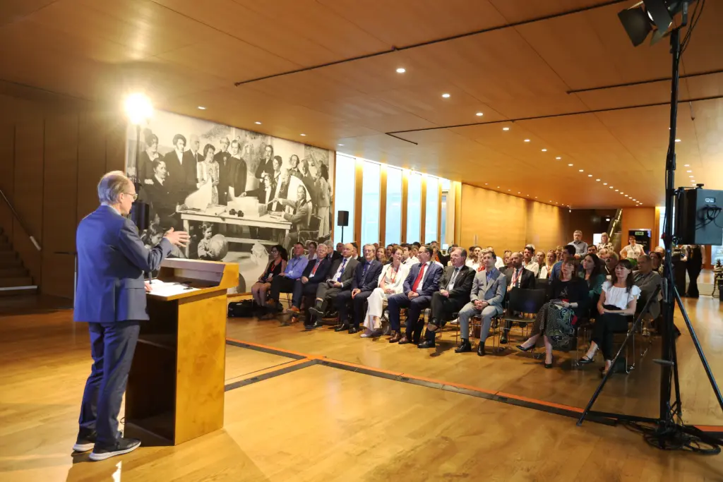 Museumsdirektor Dr. Stefan Weppelmann spricht während des offiziellen Abschlusses am Rednerpult vor dem versammelten Publikum im Museum der bildenden Künste Leipzig (MdbK) beim 3. Deutsch-Französischen Wirtschaftskongress Mitteldeutschland (LPZ26). Foto: Anja Jungnickel