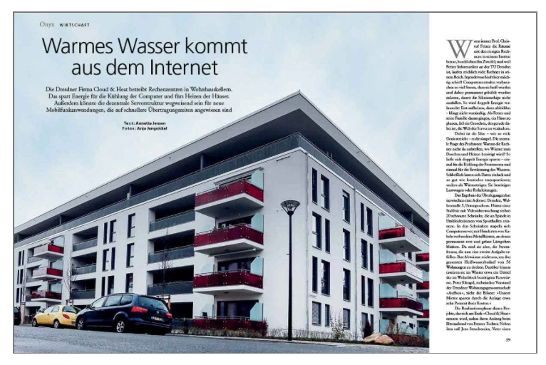 Screenshot einer Magazin-Doppelseite mit der Überschrift "Warmes Wasser kommt aus dem Internet". Das großformatige Architekturfoto von Anja Jungnickel zeigt ein modernes, weißes Wohnhaus in Dresden mit markanten, dunkelroten Balkonen. Der dazugehörige Artikel berichtet über das Energiekonzept der Firma Cloud & Heat.