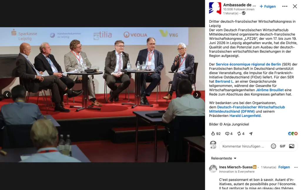 Screenshot eines LinkedIn-Beitrags der Französischen Botschaft in Deutschland. Das enthaltene Eventfoto von Anja Jungnickel zeigt sechs männliche Speaker bei einer Podiumsdiskussion auf einer Bühne mit rotem Teppich. Im Hintergrund sind Sponsoren-Logos wie Sparkasse Leipzig, Veolia und VNG zu sehen. Das Bild dokumentiert den 3. Deutsch-Französischen Wirtschaftskongress (LPZ26) in Leipzig.