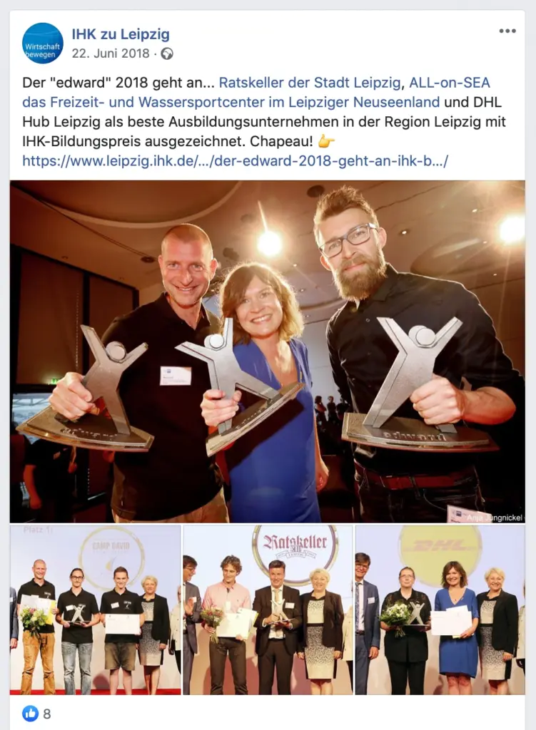 Screenshot eines Facebook-Beitrags der IHK zu Leipzig über die Verleihung des Bildungspreises "edward". Der Post enthält eine Fotocollage von Anja Jungnickel. Das große Hauptfoto zeigt zwei Männer und eine Frau, die freudig ihre silbernen Trophäen in die Kamera halten; unten rechts steht der Credit "Anja Jungnickel". Darunter sind drei kleinere Bilder von der offiziellen Preisübergabe auf einer Bühne mit rotem Teppich zu sehen.