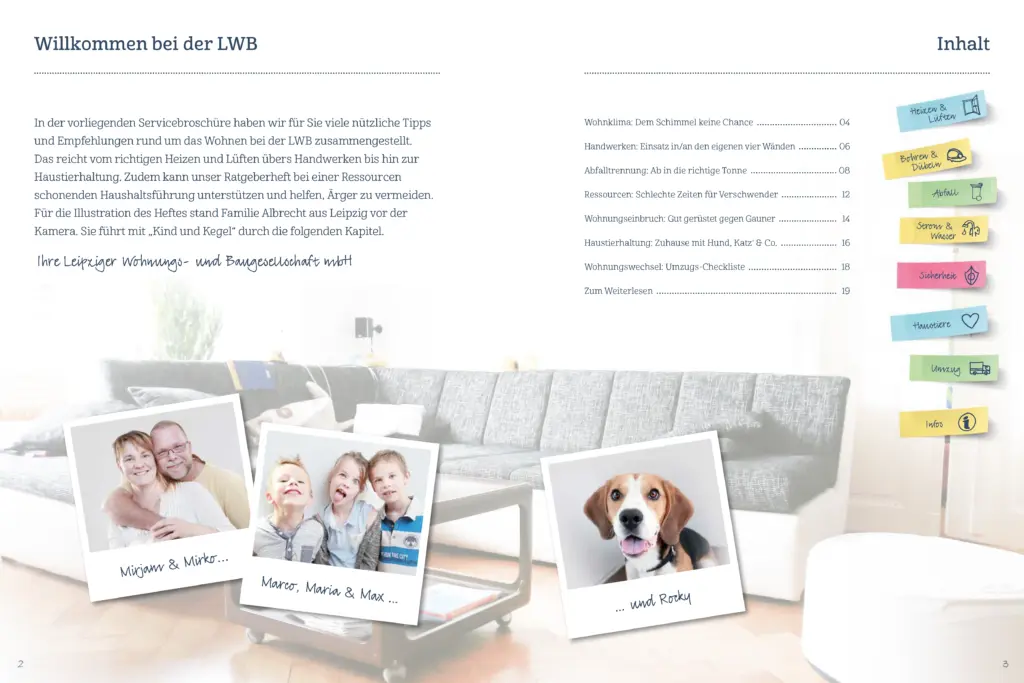 Screenshot der Inhalts- und Willkommens-Doppelseite der LWB-Broschüre. Im unteren Bereich liegen drei Porträtfotos im Polaroid-Stil über einem unscharfen, hellen Wohnzimmer-Hintergrund. Die Fotos von Anja Jungnickel stellen die Protagonisten des Heftes vor: ein lächelndes Elternpaar ("Mirjam & Mirko..."), drei fröhliche Kinder ("Marco, Maria & Max...") und einen Beagle-Hund ("... und Rocky").