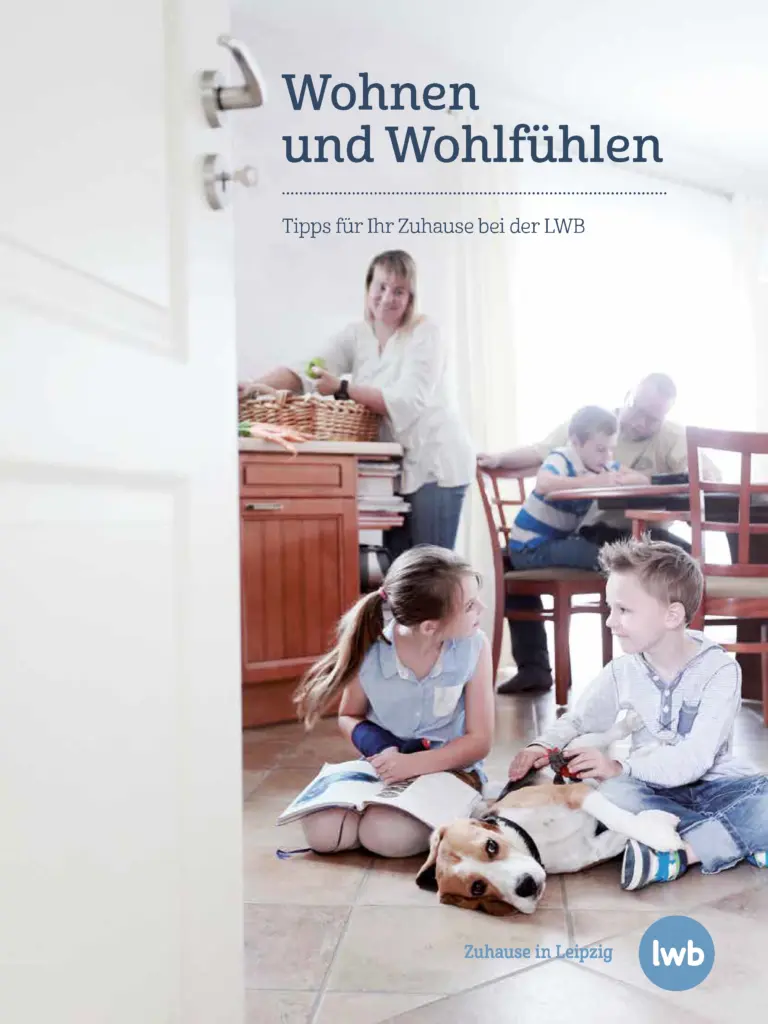 Screenshot des Titelblatts einer Broschüre mit der Überschrift "Wohnen und Wohlfühlen - Tipps für Ihr Zuhause bei der LWB". Das vollflächige Titelfoto von Anja Jungnickel, aufgenommen durch eine leicht geöffnete weiße Tür, zeigt eine Familie in einer hellen Wohnung. Im Vordergrund sitzen zwei Kinder mit einem Beagle-Hund auf dem hellen Fliesenboden. Im unscharfen Hintergrund steht eine Frau an einer Küchentheke, während ein Mann und ein weiteres Kind am Esstisch sitzen. Unten rechts befindet sich das blaue LWB-Logo mit dem Slogan "Zuhause in Leipzig".