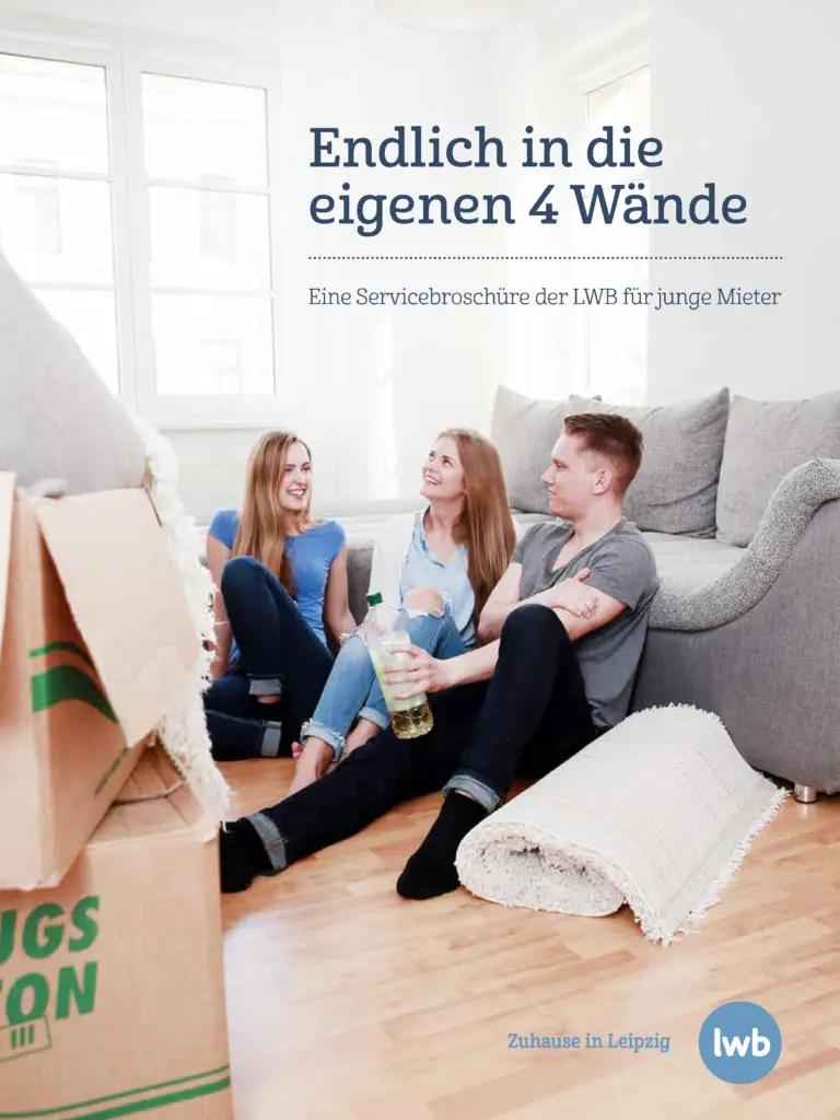 Screenshot des Titelblatts einer Servicebroschüre der LWB mit der Aufschrift "Endlich in die eigenen 4 Wände - Eine Servicebroschüre der LWB für junge Mieter". Das Titelfoto von Anja Jungnickel zeigt drei junge Erwachsene (zwei Frauen und einen Mann), die entspannt auf dem Holzfußboden eines noch fast leeren, hellen Wohnzimmers sitzen und lachen. Im Vordergrund sind Umzugskartons und ein zusammengerollter Teppich zu sehen. Rechts unten befindet sich das blaue LWB-Logo mit dem Slogan "Zuhause in Leipzig".