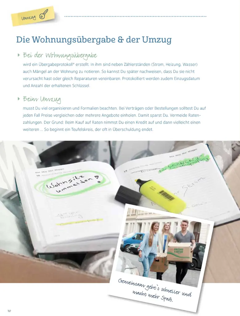 Screenshot einer Innenseite aus einer Servicebroschüre der LWB mit der Überschrift "Die Wohnungsübergabe & der Umzug". Im oberen Bereich stehen erklärende Texte. Im unteren Teil ist ein offener Planer mit handschriftlichen Notizen wie "Wohnsitz ummelden" und ein neongelber Textmarker zu sehen. Darauf liegt ein Foto von Anja Jungnickel im Polaroid-Stil mit der Aufschrift "Gemeinsam geht's schneller und macht mehr Spaß", das drei junge Leute beim gemeinsamen Tragen von Umzugskartons auf der Straße zeigt.