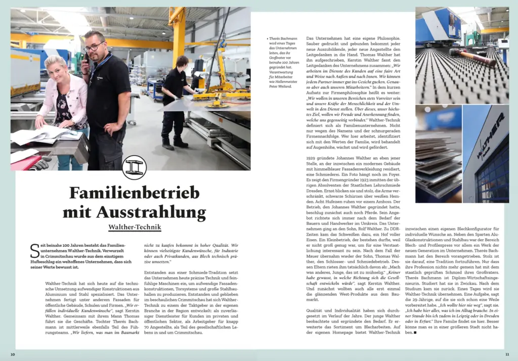 Doppelseitiger Magazin-Artikel mit der Überschrift "Familienbetrieb mit Ausstrahlung - Walther-Technik". Das große Hauptfoto von Anja Jungnickel zeigt zwei Personen in einer hellen Industriehalle an einem Arbeitsplatz mit Zeichnungen und Maschinen; im Hintergrund arbeiten weitere Personen an einer Produktionslinie. Auf der rechten Seite sind drei kleinere Detailfotos des Unternehmens in Crimmitschau abgebildet (eine Werkbank, Bleche und das Firmengebäude).