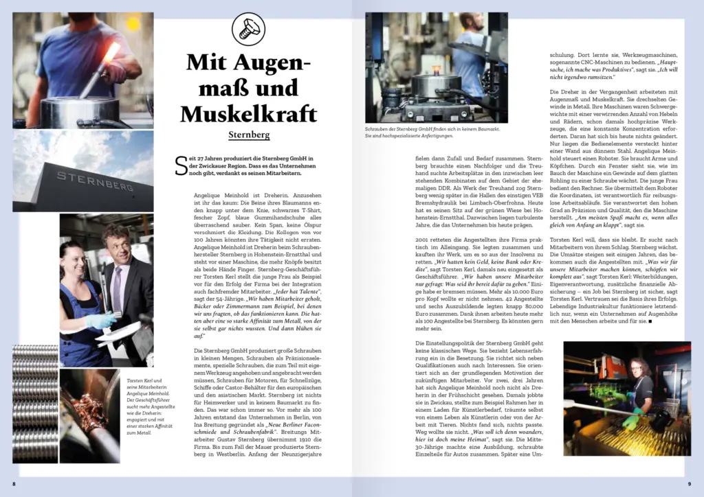 Doppelseitiger Magazin-Artikel mit der Überschrift "Mit Augenmaß und Muskelkraft - Sternberg". Der Beitrag enthält mehrere fotografische Arbeiten von Anja Jungnickel: Oben links ein Arbeiter an einer heißen Maschinenteile-Fertigung, in der Mitte ein Porträt von Geschäftsführer Torsten Kerl und einer Mitarbeiterin im Betrieb, sowie weitere Detailaufnahmen von Schrauben, Produktion und Mitarbeitern der Sternberg GmbH in Hohenstein-Ernstthal.