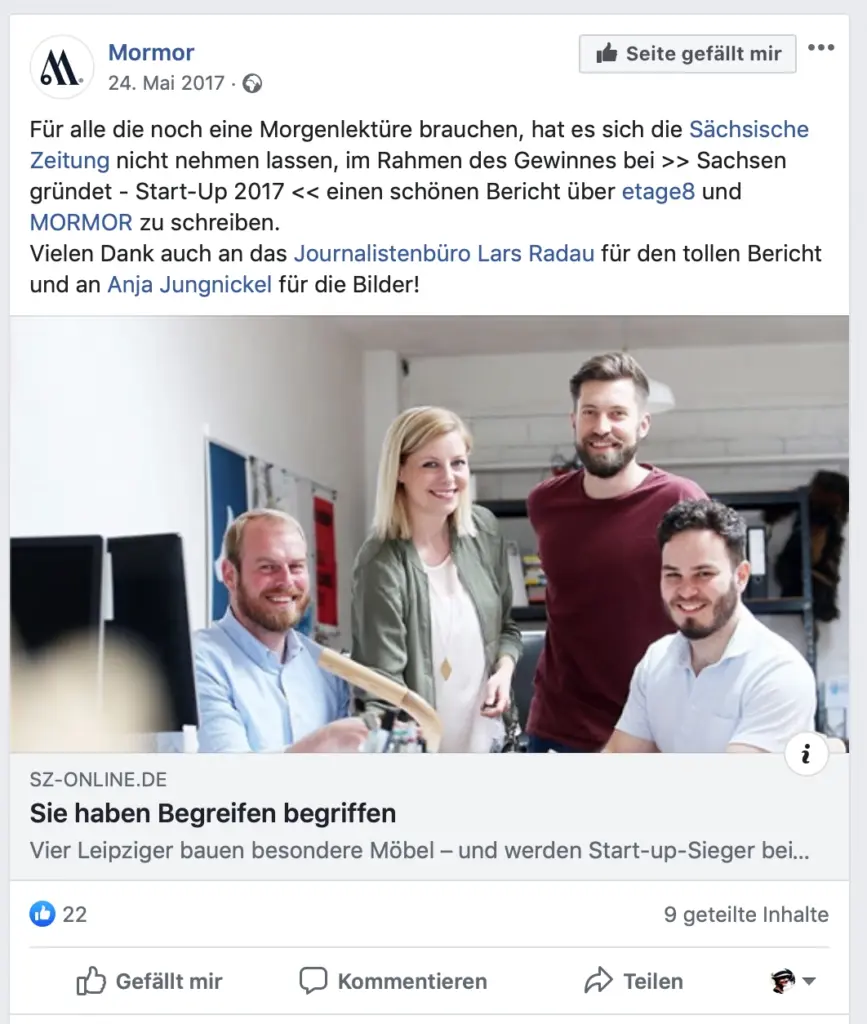 Screenshot eines Facebook-Beitrags der Firma Mormor vom 24. Mai 2017. Im Text wird der Bericht der Sächsischen Zeitung über den Gewinn bei "Sachsen gründet - Start-Up 2017" sowie die Arbeit von etage8, Mormor, dem Journalistenbüro Lars Radau und der Fotografin Anja Jungnickel gewürdigt. Das Foto von Anja Jungnickel zeigt vier gut gelaunte junge Gründerinnen und Gründer von Mormor in ihrem Arbeitsumfeld in Leipzig. Darunter ist die Teaser-Zeile des Artikels mit dem Titel "Sie haben Begreifen begriffen" zu sehen.