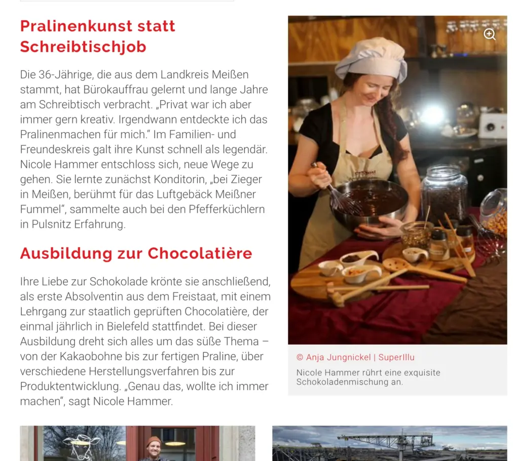 Screenshot eines Magazin-Artikels mit der Überschrift "Pralinenkunst statt Schreibtischjob". Der Text beschreibt den Werdegang von Nicole Hammer zur Chocolatiere und Konditorin. Rechts ist ein von Anja Jungnickel fotografiertes Bild zu sehen: Nicole Hammer steht mit Kochmütze und Schürze an einem Tisch voller Schokoladenzutaten und rührt in einer Rührschüssel. Darunter steht der Fotonachweis "© Anja Jungnickel | Superillu" und die Bildunterschrift "Nicole Hammer rührt eine exquisite Schokoladenmischung an."