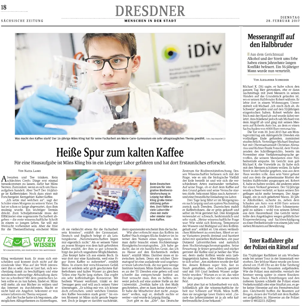 Screenshot einer Zeitungsseite der Sächsischen Zeitung vom 28. Februar 2017 aus der Rubrik "Dresdner Menschen in der Stadt". Der Artikel trägt die Überschrift "Heiße Spur zum kalten Kaffee" und berichtet über Måns Kling, einen Schüler, der im Deutschen Zentrum für integrative Biodiversitätsforschung (iDiv) in Leipzig forscht. Das Hauptfoto von Anja Jungnickel zeigt den jungen Schüler mit Brille und Laborkittel, der konzentriert durch ein Laborreagenzglas blickt. Rechts im Text befindet sich ein weiteres Foto eines Laborinstruments. Unten rechts im Bild ist der Fotonachweis "Fotos: Anja Jungnickel (2)" zu lesen.