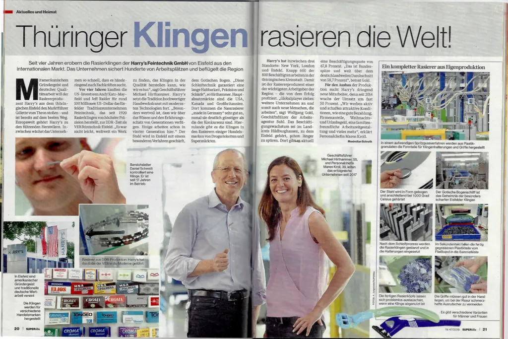 Doppelseitiger Magazin-Artikel im Layout von Superillu mit der großen Schlagzeile "Thüringer Klingen rasieren die Welt!". Der Bericht informiert über das Unternehmen Harry's Feintechnik GmbH in Eisfeld. Die Seite enthält mehrere fotografische Arbeiten von Anja Jungnickel: Links ein Porträt des Bereichsleiters Daniel Schmidt, der eine Klinge kontrolliert, historische Klingenverpackungen sowie ein Firmenaußenfoto. In der Mitte ein Porträt des Geschäftsführers Michael Hirthammer und der Personalchefin Maren Kroll. Rechts zeigen mehrere Detailfotos die Produktion von Rasierklingen, Spritzgussverfahren und Fertigprodukte. Am rechten Rand unten befindet sich der Fotonachweis "FOTOS: A. Jungnickel / SUPERillu".