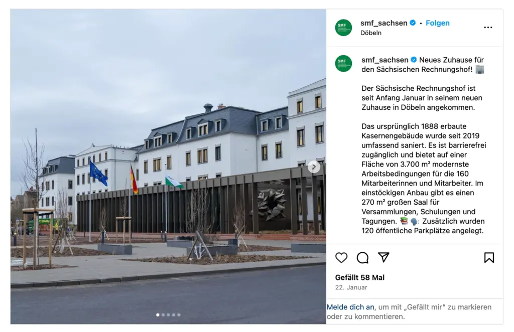 Screenshot eines Instagram-Beitrags des Accounts @smf_sachsen (Sächsisches Staatsministerium der Finanzen) aus Döbeln. Das Foto zeigt die Außenansicht des neu sanierten Sächsischen Rechnungshofs, einem ursprünglich 1888 erbauten Kasernengebäude mit modernem Anbau und davor flatternden Flaggen. Rechts daneben steht der Text über den Umzug des Rechnungshofs, die Sanierung seit 2019, die Fläche von 3.700 qm und die Arbeitsbedingungen für 160 Mitarbeiter. Der Beitrag hat 58 Likes.