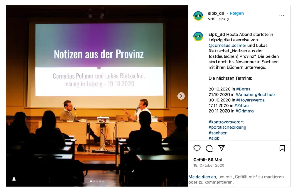 Screenshot eines Instagram-Beitrags des Accounts @slpb_dd (Sächsische Landeszentrale für politische Bildung) vom 19. Oktober 2020. Das Foto von Anja Jungnickel zeigt eine Lesung im Rahmen der Veranstaltungsreihe "Notizen aus der Provinz" an der Volkshochschule Leipzig. Im Vordergrund sind die dunklen Silhouetten von Zuhörern in einem Seminarraum zu sehen; im Hintergrund sitzen die Autoren Cornelius Pollmer und Lukas Rietzschel an einem Tisch auf einer Bühne vor einer großen Projektionsleinwand. Rechts daneben steht der Text zur Lesereise.