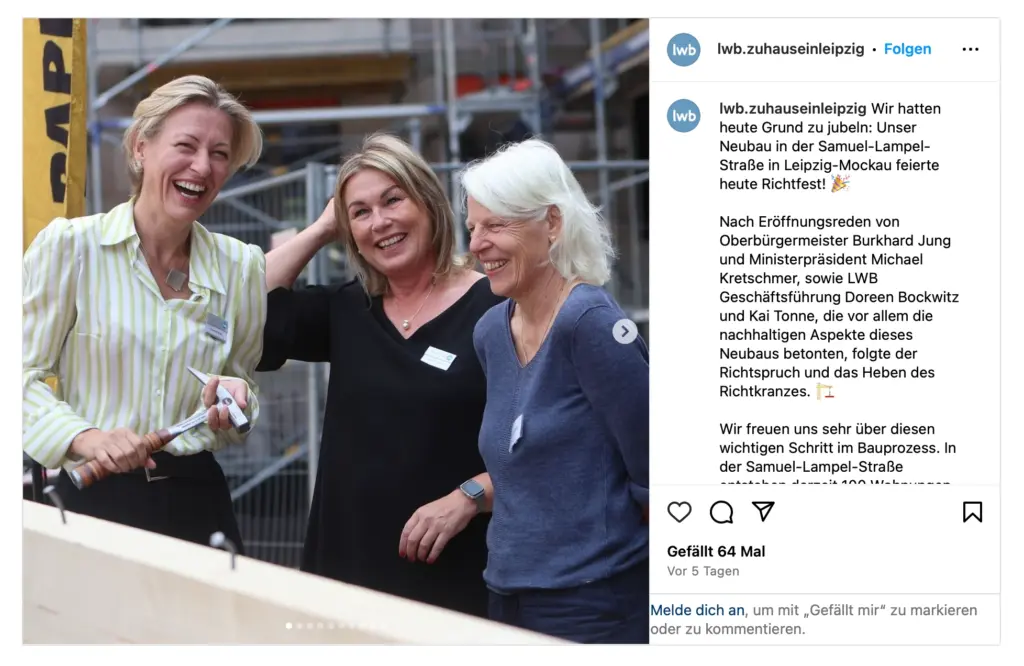 Screenshot eines Instagram-Beitrags des Accounts @lwb.zuhauseinleipzig (Leipziger Wohnungs- und Baugesellschaft). Das Foto zeigt drei gut gelaunte Frauen bei einem Richtfest, die lachen, während eine von ihnen mit einem Hammer auf einen Holzbalken schlägt. Rechts daneben beschreibt der Text das Richtfest für den Neubau in der Samuel-Lampel-Straße in Leipzig-Mockau mit Reden von Oberbürgermeister Burkhard Jung, Ministerpräsident Michael Kretschmer und der LWB-Geschäftsführung. Der Beitrag hat 64 Likes.