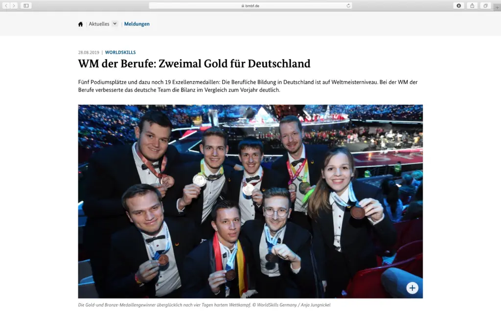 Screenshot der Webseite bmbf.de mit der Meldung vom 28.08.2019 "WM der Berufe: Zweimal Gold für Deutschland". Der Text beschreibt den Erfolg des deutschen Teams bei den WorldSkills in Kasan mit Podiumsplätzen und Exzellenzmedaillen. Das dazugehörige Foto von Anja Jungnickel zeigt die glücklichen Gold- und Bronzemedaillengewinner des deutschen Teams im Stadion. Darunter steht der Fotonachweis "© WorldSkills Germany / Anja Jungnickel".