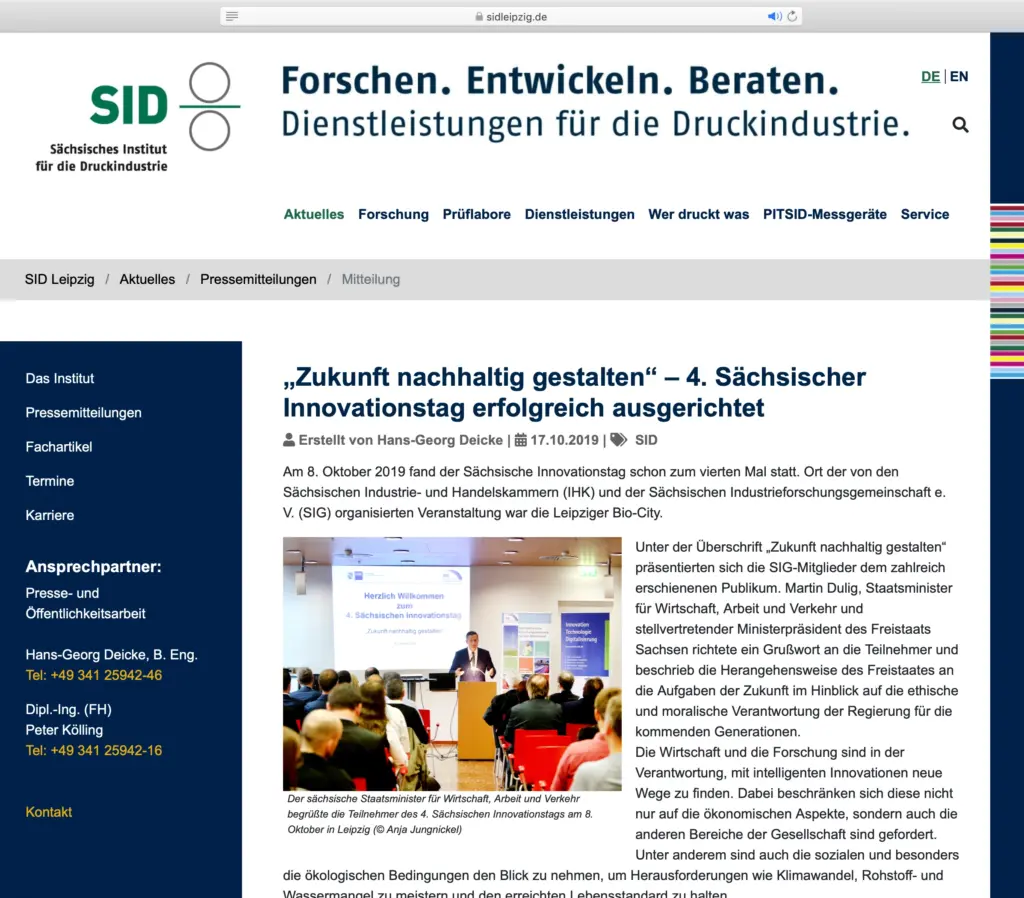 Screenshot der Webseite des Sächsischen Instituts für die Druckindustrie (sidleipzig.de) mit der Pressemitteilung vom 17.10.2019 zum "4. Sächsischen Innovationstag". Die Seite zeigt ein von Anja Jungnickel fotografiertes Bild des Auditoriums mit dem sächsischen Staatsminister für Wirtschaft Martin Dulig am Rednerpult vor einer Leinwand mit der Aufschrift "Herzlich Willkommen zum 4. Sächsischen Innovationstag". Darunter steht der Fotonachweis "(© Anja Jungnickel)".