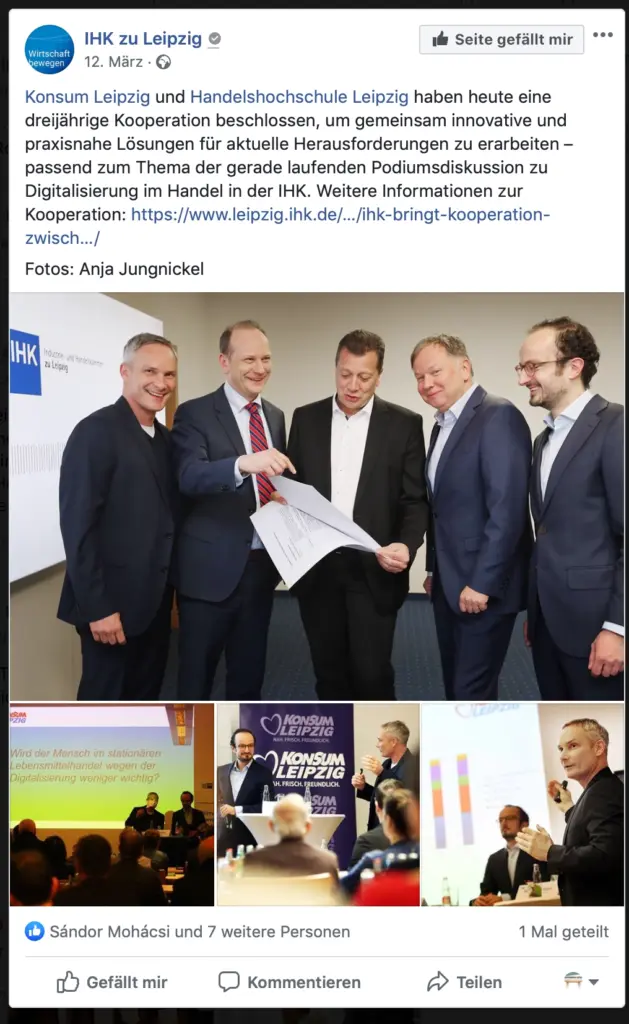 Screenshot eines Social-Media-Beitrags der IHK zu Leipzig vom 12. März. Im Text wird über eine dreijährige Kooperation zwischen Konsum Leipzig und der Handelshochschule Leipzig (HHL) anlässlich einer Podiumsdiskussion zur Digitalisierung im Handel berichtet. Der Fotonachweis lautet "Fotos: Anja Jungnickel". Die Beitrags-Kollage zeigt oben fünf Männer in Anzügen, die gemeinsam auf ein Dokument schauen und lächeln. Darunter befinden sich drei kleinere Fotos von der Podiumsdiskussion.