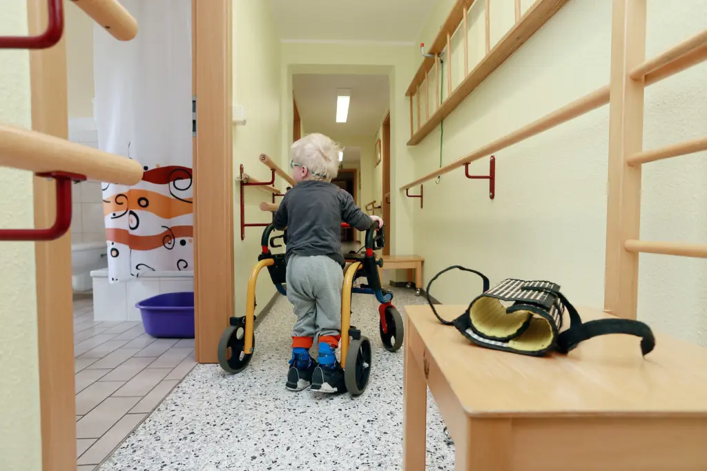 Eine ehrenamtliche Helferin des Ponte Kö e.V. im intensiven Training nach der Petö-Methode mit einem gehbehinderten Kind während einer konduktiven Förderwoche in Weißenfels.