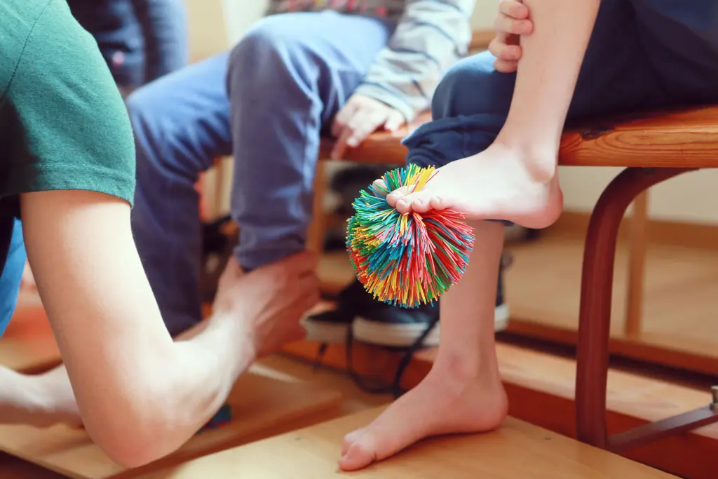 Eine ehrenamtliche Helferin des Ponte Kö e.V. im intensiven Training nach der Petö-Methode mit einem gehbehinderten Kind während einer konduktiven Förderwoche in Weißenfels.