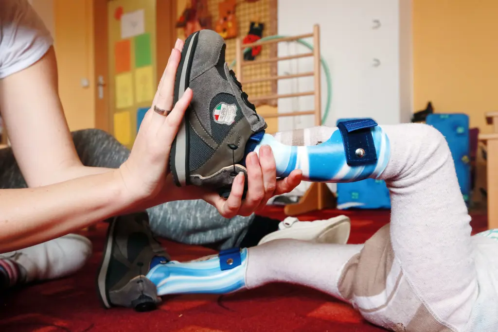Eine ehrenamtliche Helferin des Ponte Kö e.V. im intensiven Training nach der Petö-Methode mit einem gehbehinderten Kind während einer konduktiven Förderwoche in Weißenfels.