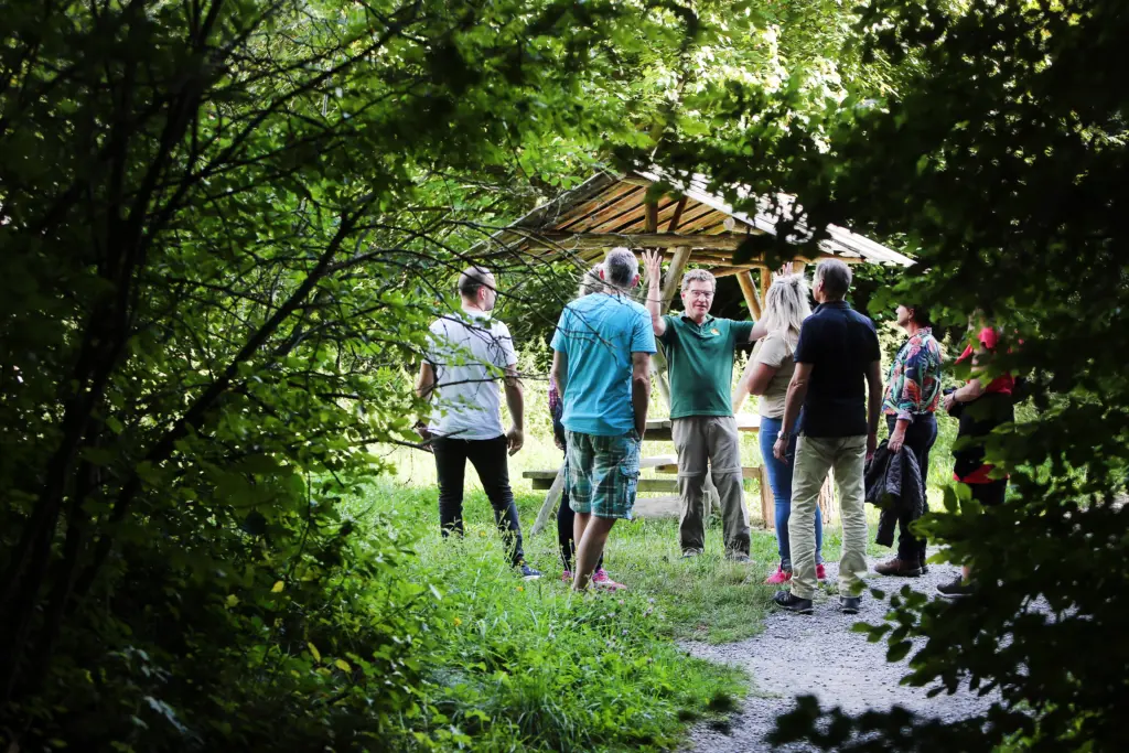 Jürgen Dawo leitet eine Gruppe beim Waldbaden (Shinrin-Yoku-Methode) an einer Schutzhütte im Nationalpark Hainich bei Weberstedt am 12.08.2019. Foto: Anja Jungnickel