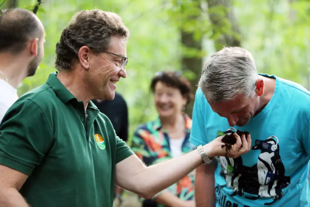 Jürgen Dawo zeigt einem Teilnehmer Walderde zum Riechen beim Waldbaden (Shinrin-Yoku-Methode) im Nationalpark Hainich bei Weberstedt am 12.08.2019. Foto: Anja Jungnickel