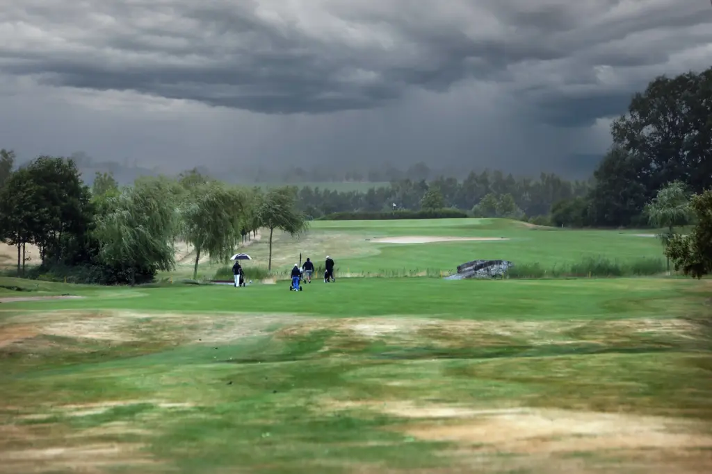 Professionelle Unternehmens- und Eventfotografie von Anja Jungnickel beim Porsche Golf Cup in Machern bei Leipzig: Weitblick über den Golfplatz unter einem dramatischen, schstockenden Gewitterhimmel.