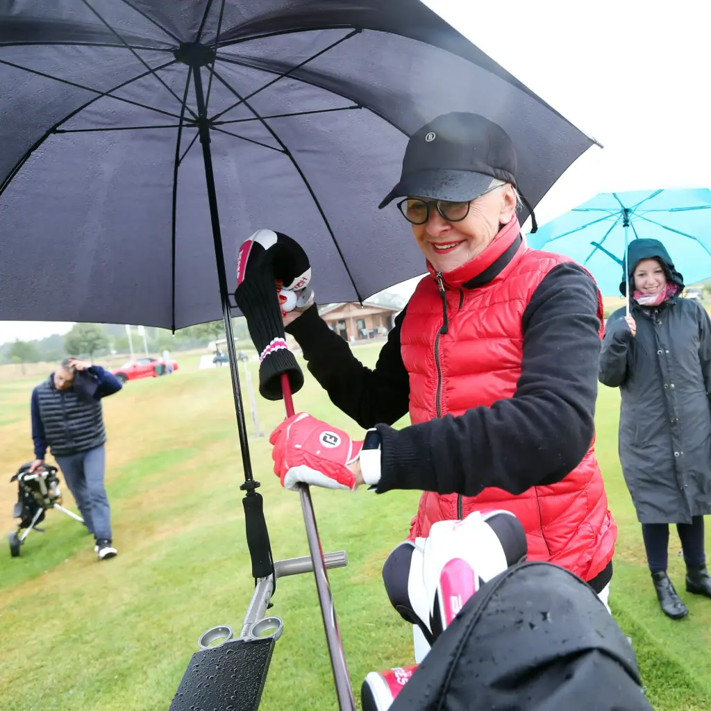 Professionelle Unternehmens- und Eventfotografie von Anja Jungnickel beim Porsche Golf Cup in Machern bei Leipzig: Ein Golfer im Moment des kraftvollen Abschlags auf dem Fairway.