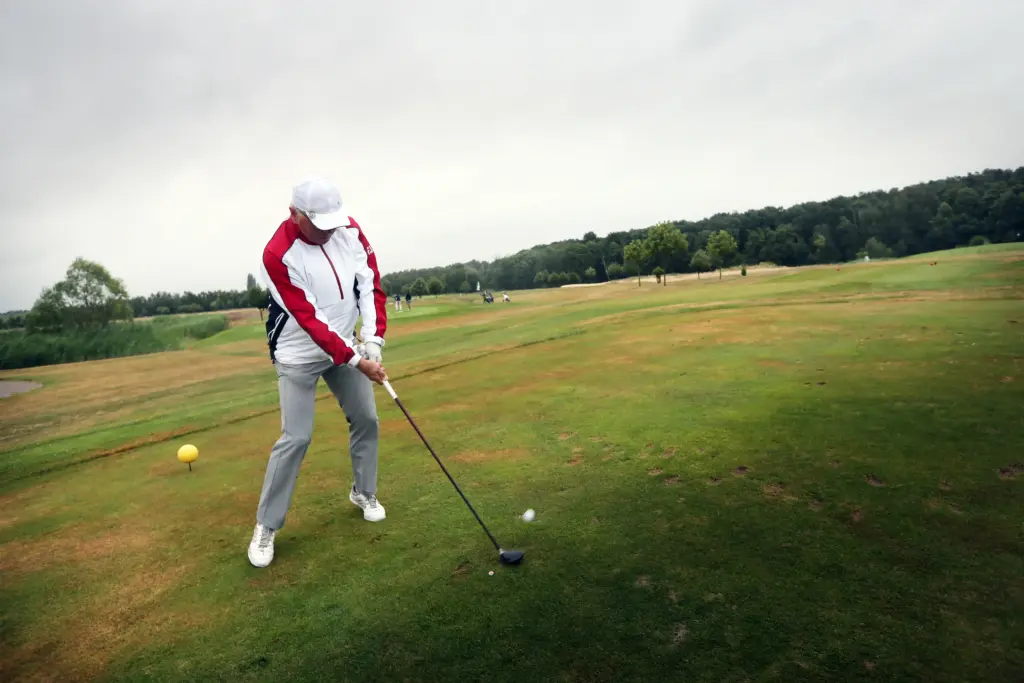 Professionelle Unternehmens- und Eventfotografie von Anja Jungnickel beim Porsche Golf Cup in Machern bei Leipzig: Ein Golfer im Moment des kraftvollen Abschlags auf dem Fairway.