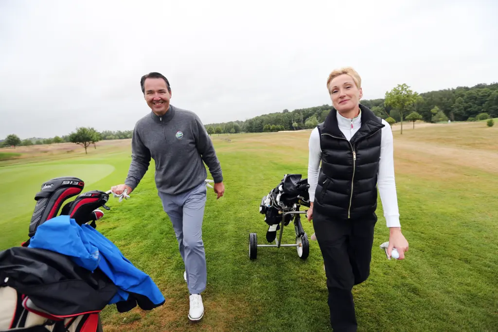 Professionelle Unternehmens- und Eventfotografie von Anja Jungnickel beim Porsche Golf Cup in Machern bei Leipzig: Ein Golfer konzentriert sich beim Putten am Loch.