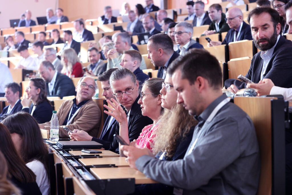 Professionelle Kongress- und Eventfotografie von Anja Jungnickel beim 15. Ostdeutschen Energieforum in Leipzig: Konzentriertes Publikum und aufmerksame Zuhörer auf den Rängen des vollbesetzten Hörsaals[cite: 22].