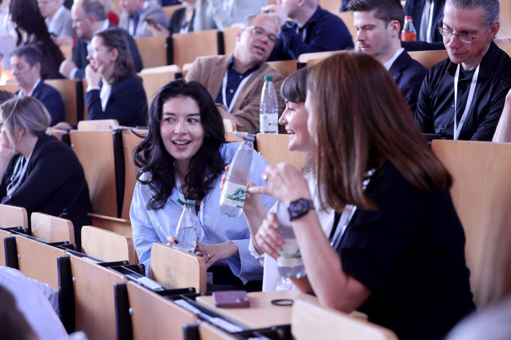 Professionelle Kongress- und Eventfotografie von Anja Jungnickel beim 15. Ostdeutschen Energieforum in Leipzig: Gut gelaunte Teilnehmerinnen im Gespräch im Hörsaal[cite: 21].