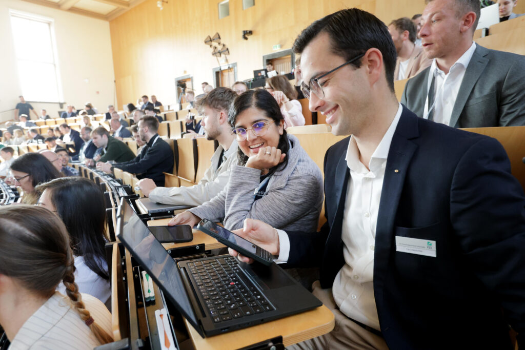 Hochwertige Business- und Eventfotografie vom 15. Ostdeutschen Energieforum in Leipzig, festgehalten von Anja Jungnickel[cite: 19]. Das Bild zeigt eine beeindruckende, weitwinklige Raumansicht des großen, vollbesetzten Hörsaals mit zahlreichen Teilnehmern auf den Sitzreihen sowie der beleuchteten Präsentationsbühne im Hintergrund[cite: 19]. Perfekt als Referenz für großangelegte Konferenzen, Wirtschaftsgipfel und professionelle Unternehmensfotografie[cite: 19].