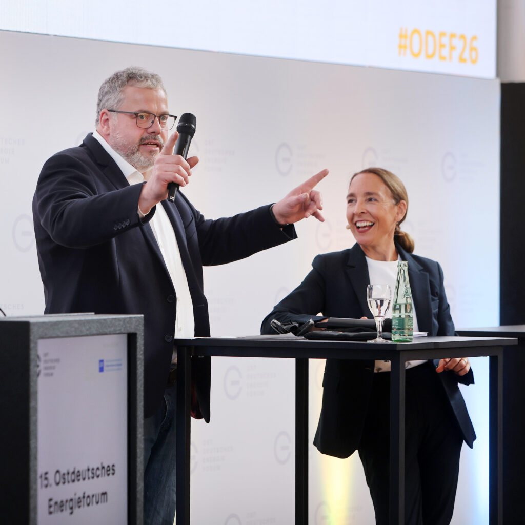 Professionelle Kongress- und Eventfotografie von Anja Jungnickel beim 15. Ostdeutschen Energieforum in Leipzig: Dietrich Enk (Präsident Unternehmerverband Sachsen) im engagierten Vortrag neben Moderatorin Andrea Thilo.
