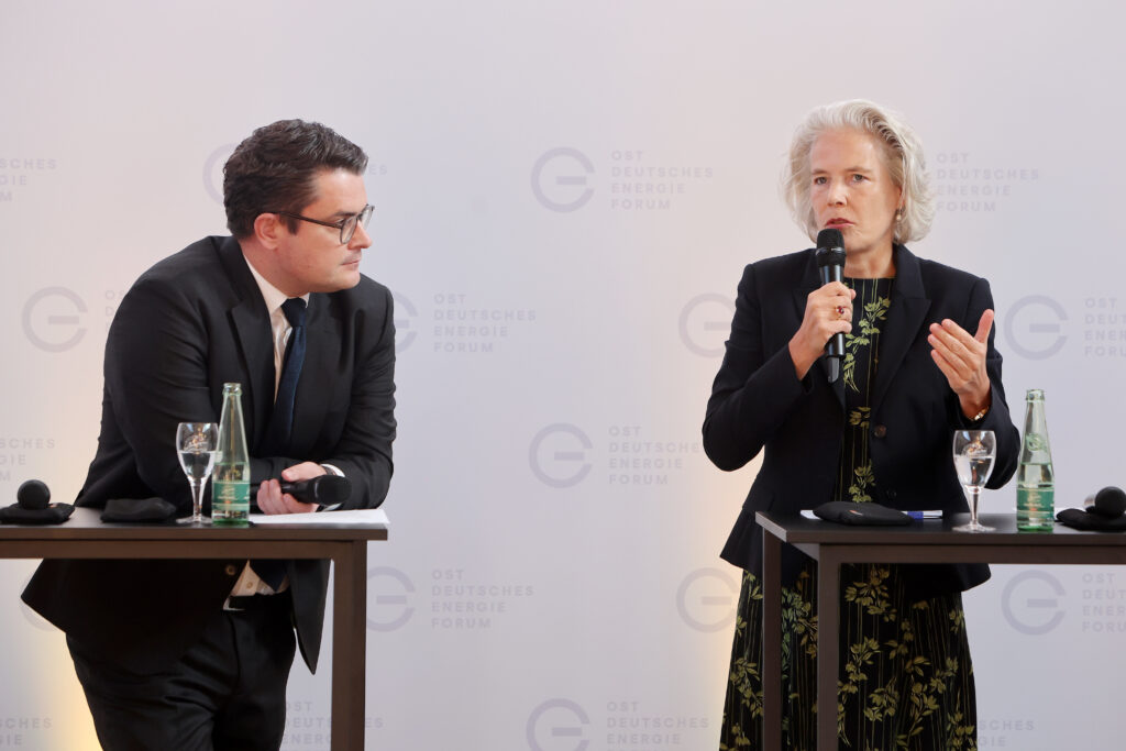 Professionelle Kongress- und Eventfotografie von Anja Jungnickel beim 15. Ostdeutschen Energieforum in Leipzig: Prof. Dr. Inés Obergfell (Rektorin der Universität Leipzig) und Prof. Dr. Tobias Dauth (Rektor der HHL Leipzig Graduate School of Management) im Gespräch auf dem Podium.