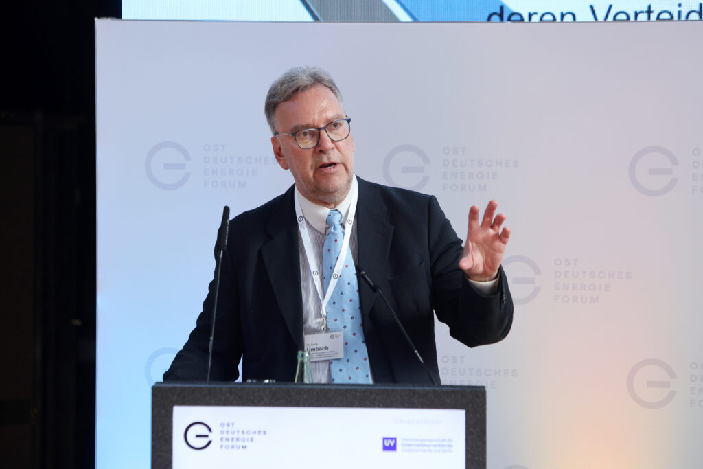 Professionelle Kongress- und Eventfotografie von Anja Jungnickel beim 15. Ostdeutschen Energieforum in Leipzig: Dr. Frank Umbach (Forschungsleiter EUCERS) hält als Redner am Podium einen Vortrag.