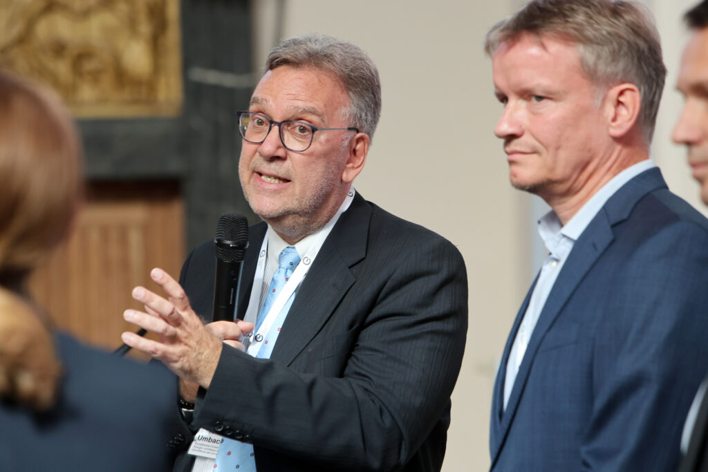 im Bild vlnr: Dr. Frank Umbach (Forschungsleiter des Europäischen Cluster für Klima-, Energie- und Ressourcensicherheit (EUCERS) an der Universität Bonn), Dr. Gunter Erfurt, Laszlo Modos