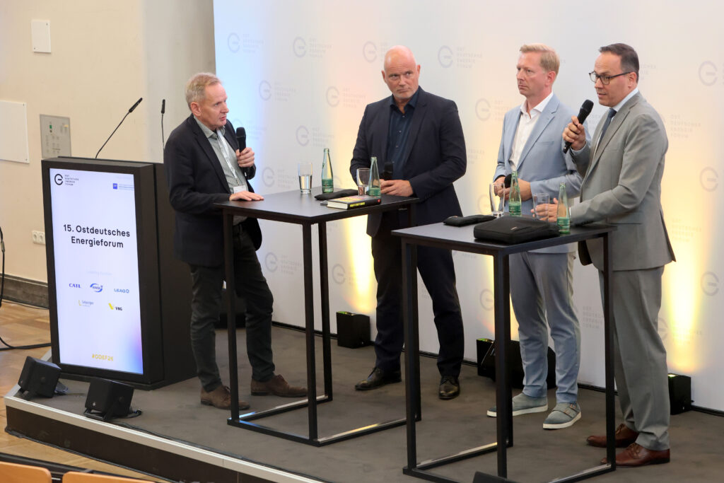 Professionelle Kongress- und Eventfotografie von Anja Jungnickel beim 15. Ostdeutschen Energieforum in Leipzig: Detailaufnahme der Referenten bei einer Podiumsdiskussion auf der Bühne[cite: 18].