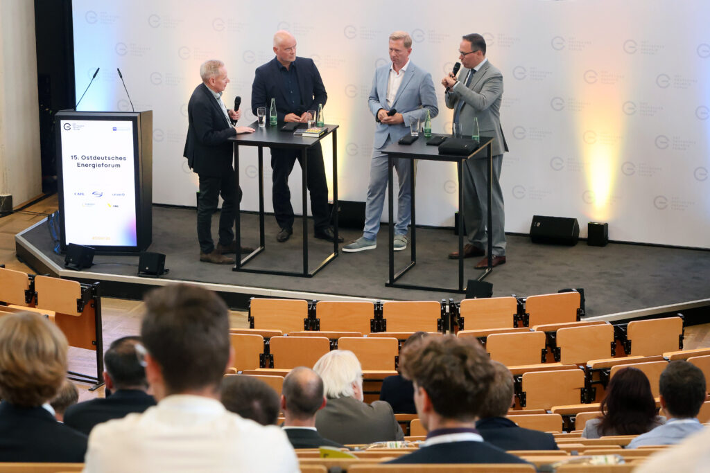 Professionelle Kongress- und Eventfotografie von Anja Jungnickel beim 15. Ostdeutschen Energieforum in Leipzig: Eine Podiumsdiskussion mit Speakern auf der Bühne vor einem Auditorium.